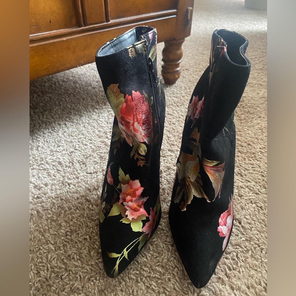 Re-posh super cute black and floral stiletto ankle booties. Size 7.5.